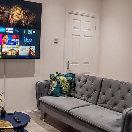 Bv Comfy Spacious 3 Bedroom House At Tatton Street Manchester Bagian luar foto