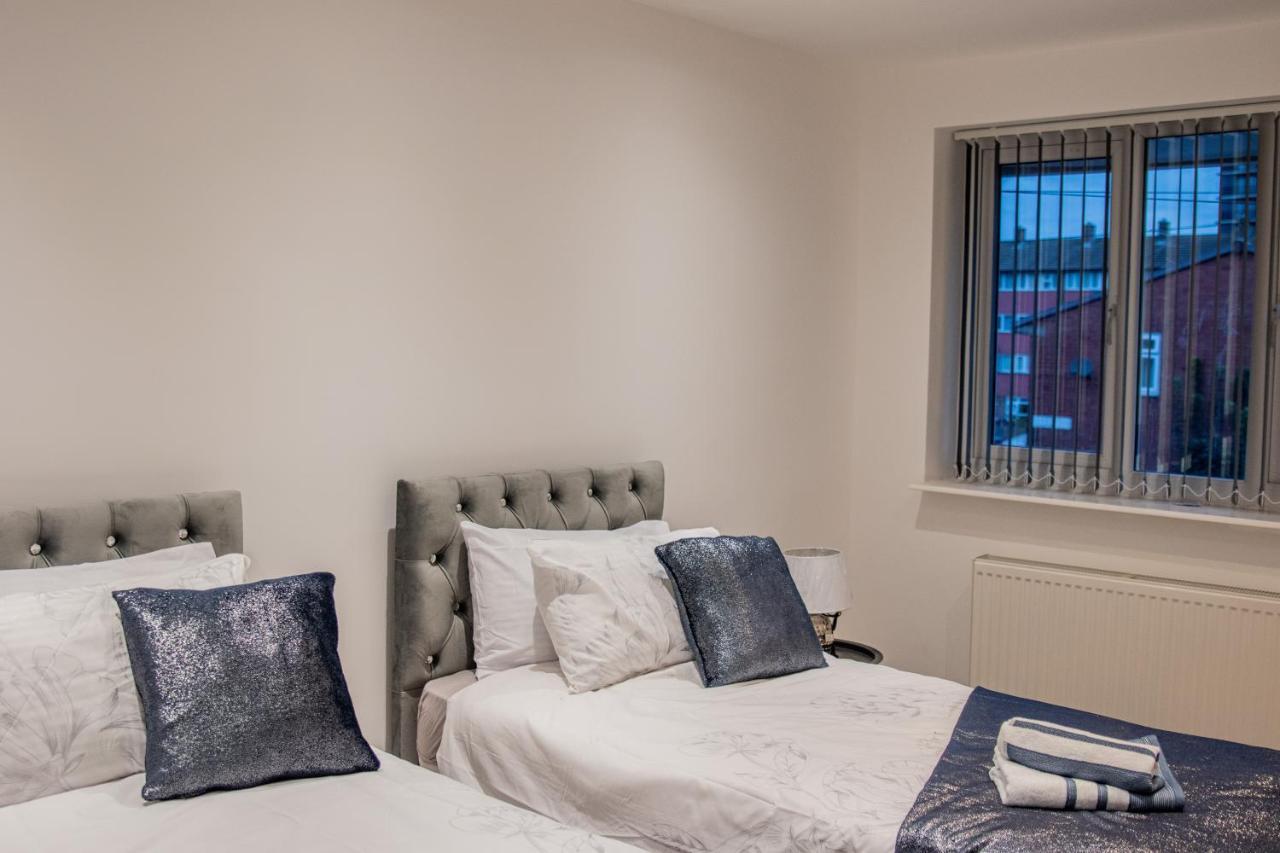 Bv Comfy Spacious 3 Bedroom House At Tatton Street Manchester Bagian luar foto