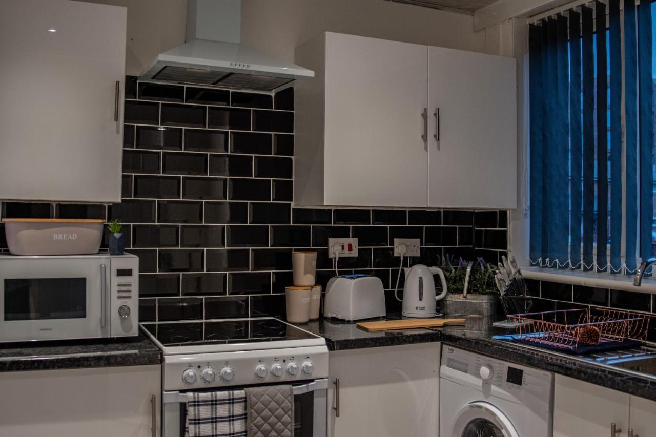Bv Comfy Spacious 3 Bedroom House At Tatton Street Manchester Bagian luar foto