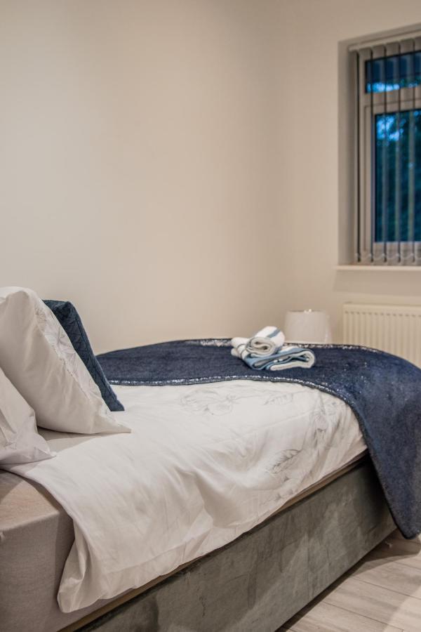 Bv Comfy Spacious 3 Bedroom House At Tatton Street Manchester Bagian luar foto