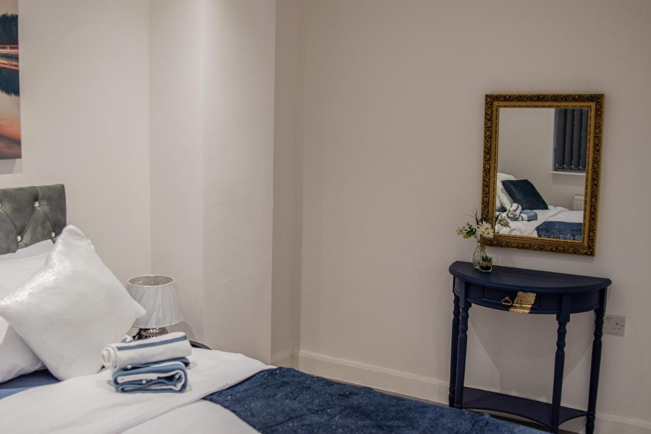 Bv Comfy Spacious 3 Bedroom House At Tatton Street Manchester Bagian luar foto