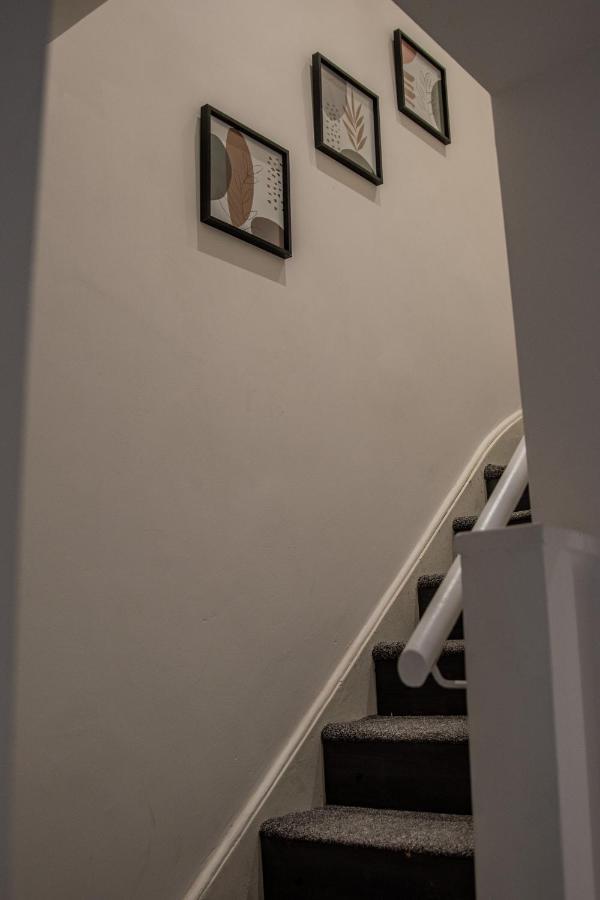 Bv Comfy Spacious 3 Bedroom House At Tatton Street Manchester Bagian luar foto