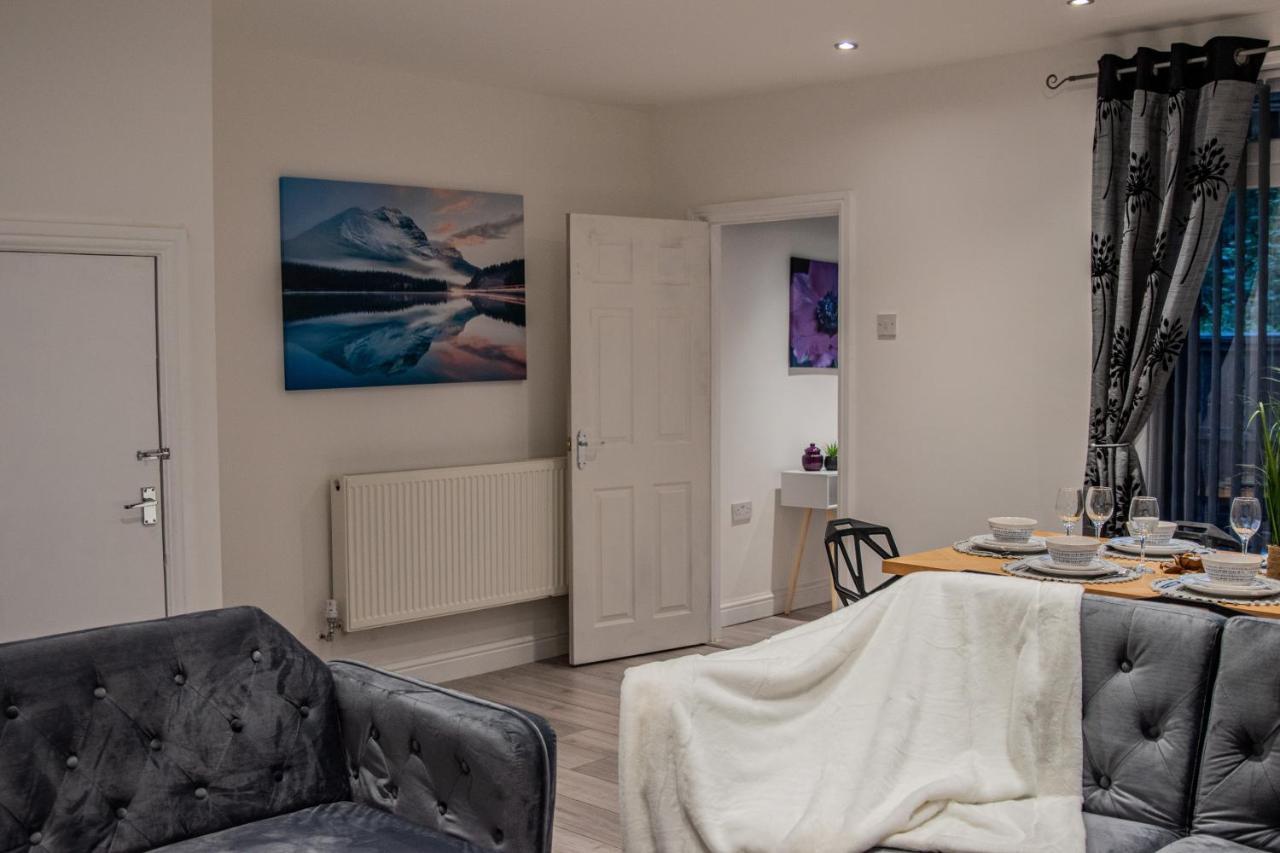 Bv Comfy Spacious 3 Bedroom House At Tatton Street Manchester Bagian luar foto
