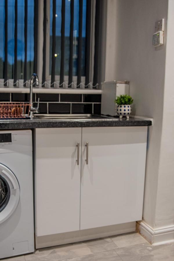 Bv Comfy Spacious 3 Bedroom House At Tatton Street Manchester Bagian luar foto