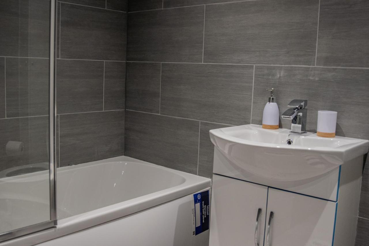 Bv Comfy Spacious 3 Bedroom House At Tatton Street Manchester Bagian luar foto